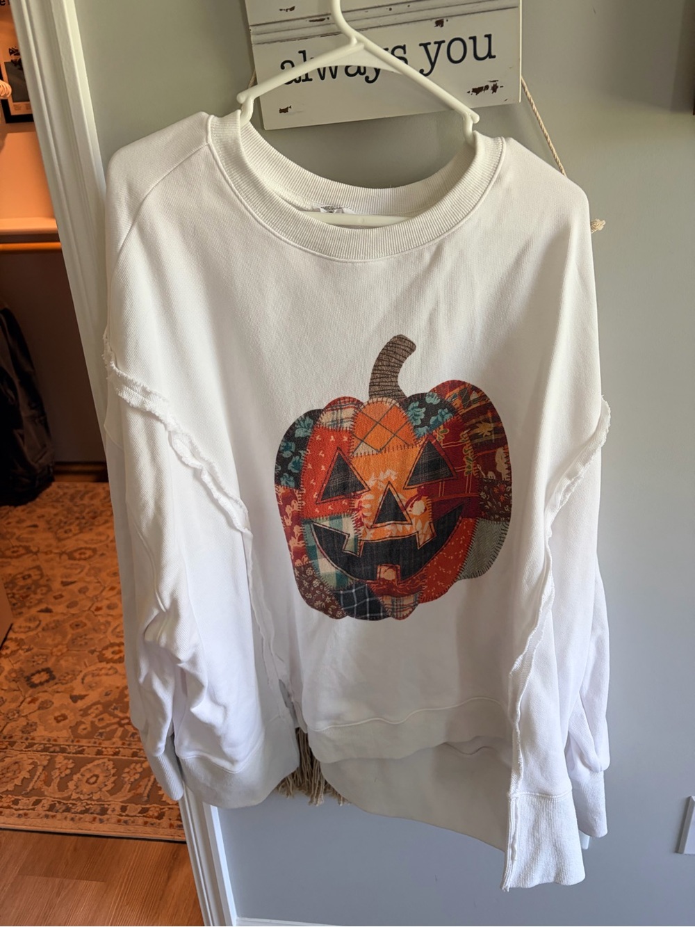 Chic Soul White Sweatshirt with Patchwork Pumpkin Graphic